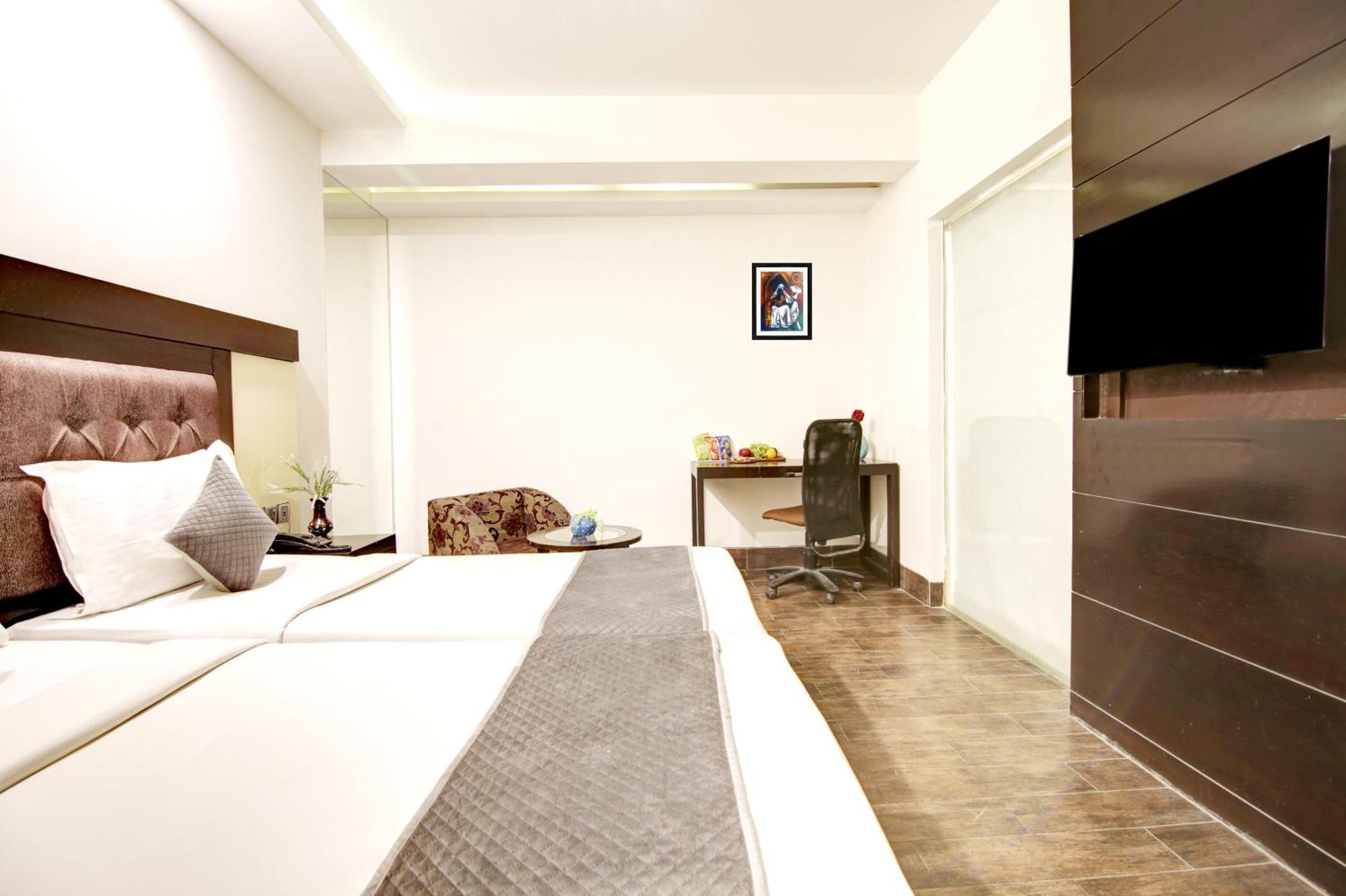 Hotel Good Times Near Ganga Ram Hospital And Karol Bagh Metro 德里 外观 照片