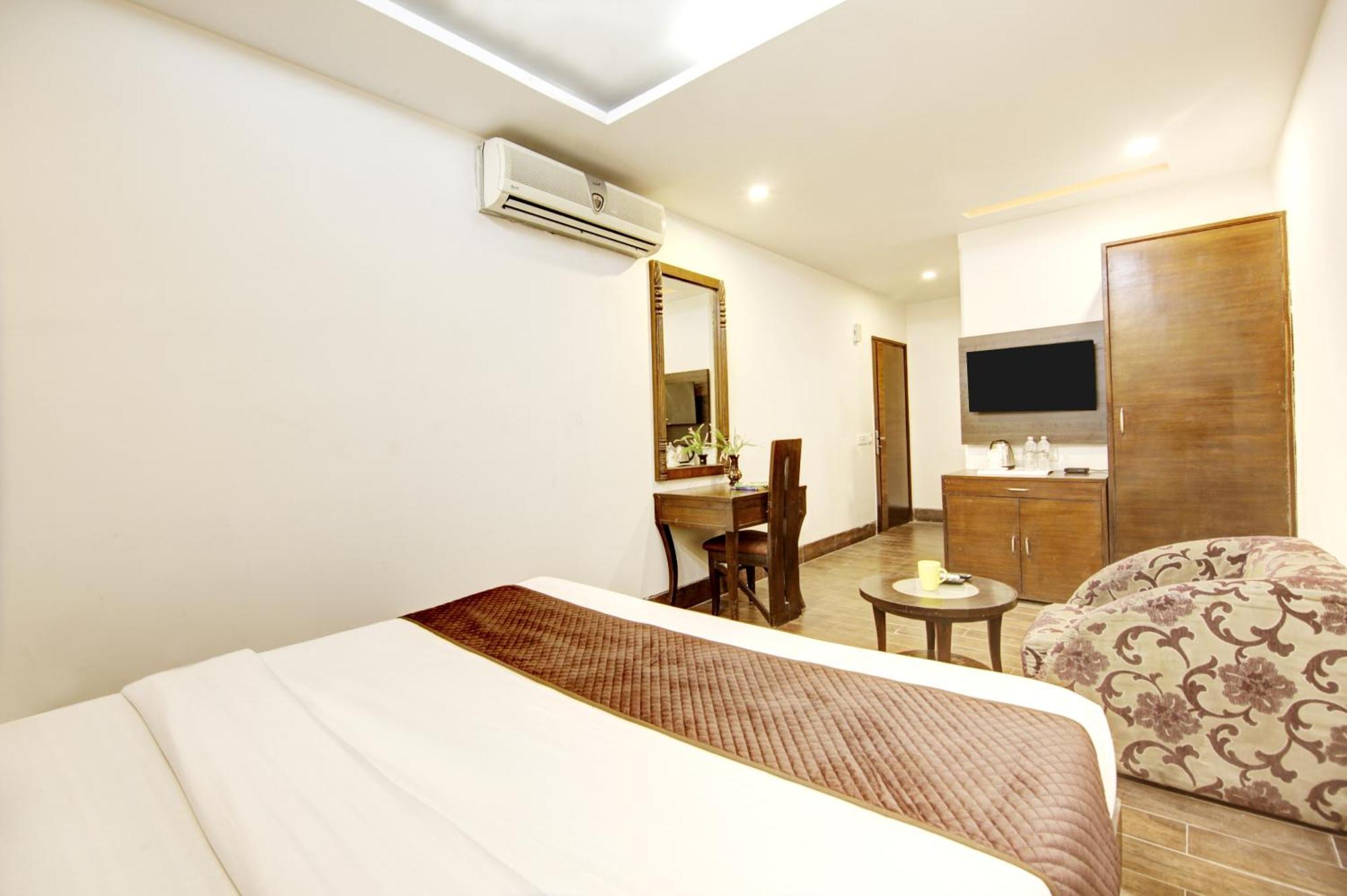 Hotel Good Times Near Ganga Ram Hospital And Karol Bagh Metro 德里 外观 照片