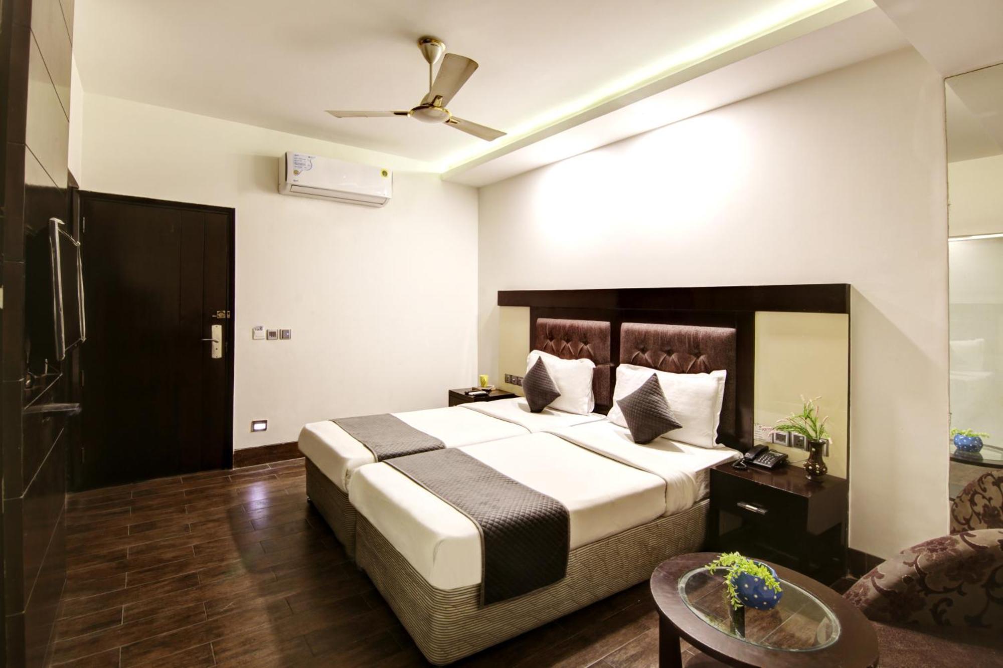 Hotel Good Times Near Ganga Ram Hospital And Karol Bagh Metro 德里 外观 照片