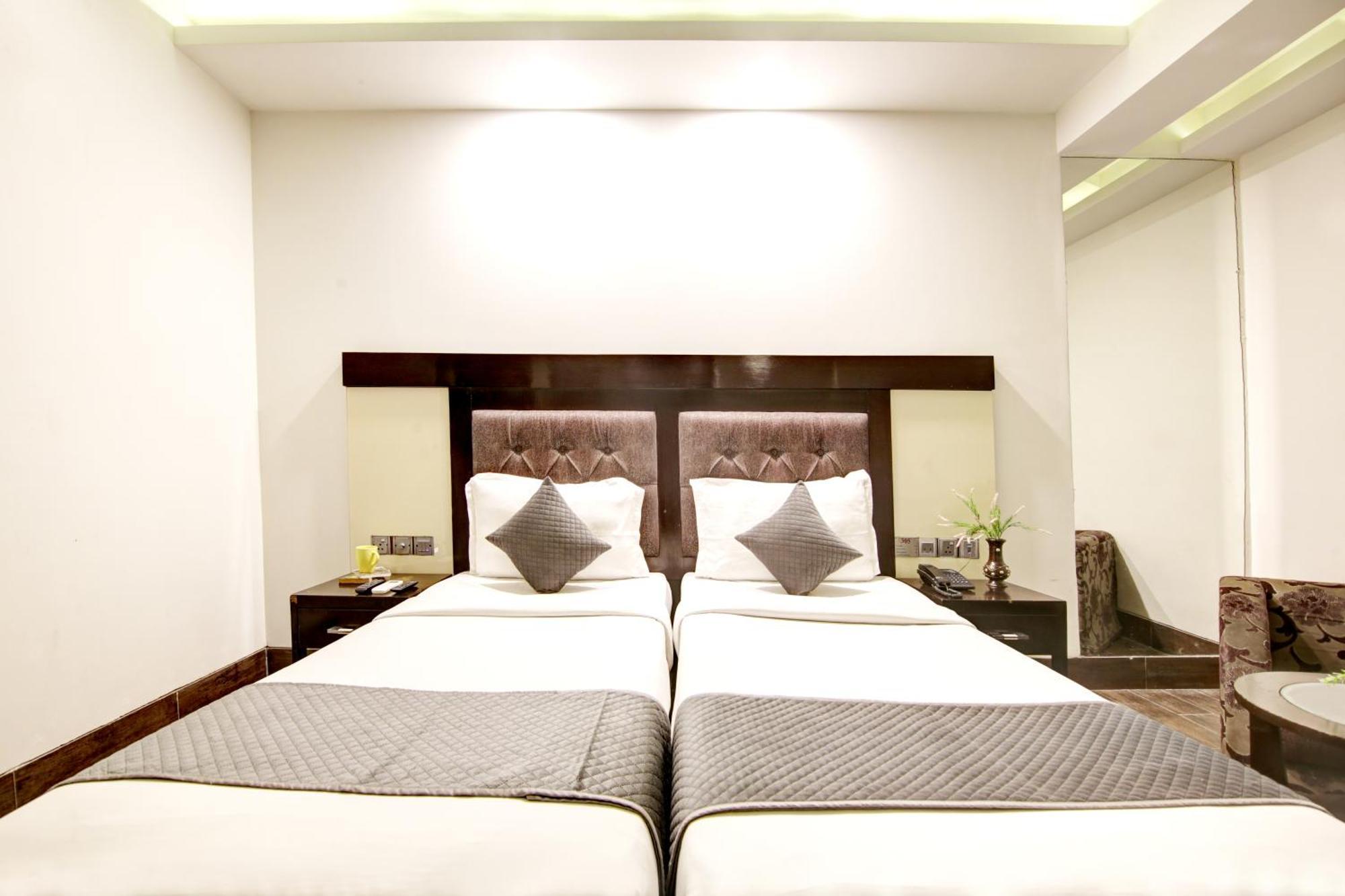 Hotel Good Times Near Ganga Ram Hospital And Karol Bagh Metro 德里 外观 照片