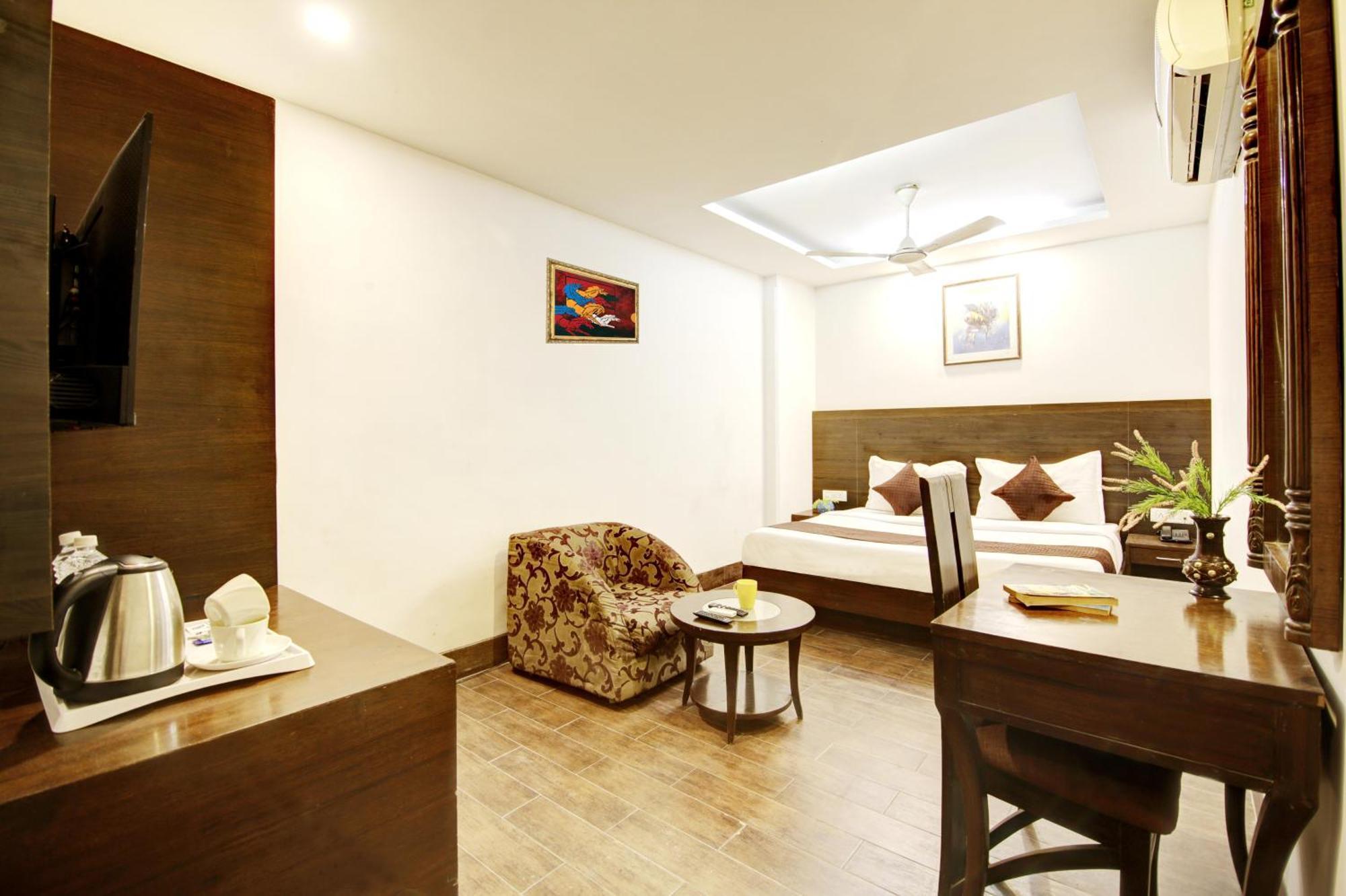 Hotel Good Times Near Ganga Ram Hospital And Karol Bagh Metro 德里 外观 照片