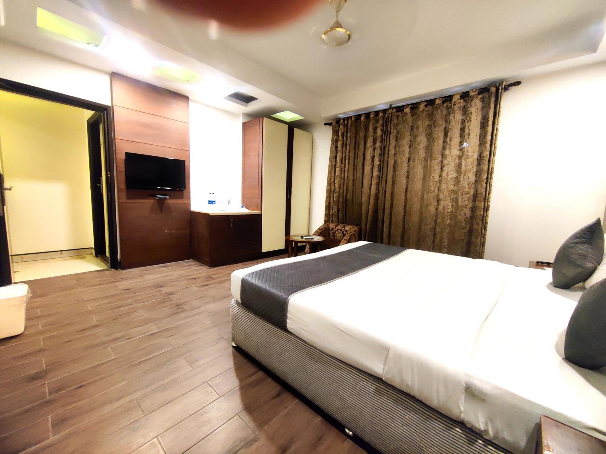 Hotel Good Times Near Ganga Ram Hospital And Karol Bagh Metro 德里 外观 照片
